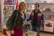 Danni (Annette Frier, l.) lässt sich nicht unterkriegen - sie kämpft weiter und Orkan (Orhan Müstak, r.) ist mächtig stolz auf sie.