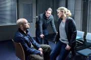 Paul Böhmer (Jürgen Tonkel, M.) und Vera Lanz (Katharina Böhm, r.) verhören Julian Neuhaus (Stephan Zinner, l.).