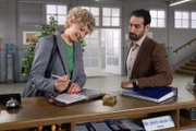 Tanja Hönig (Anna Schäfer, l.) hinterlässt bei Controller Donato (Paul Brusa, r.) ein Geschenk für Hauptkommissar Hansen.