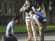 Weihnachten steht vor der Tür, doch dem Team ist nicht nach Feiern zumute, da Chin (Daniel Dae Kim, l.) entführt worden ist. Steve (Alex O'Loughlin, M.), Danny (Scott Caan, r.) geben nicht auf, bevor er gerettet ist.