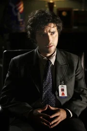 Steht Don bei einem neuen Fall bei: Charlie (David Krumholtz) ...