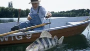 Peter (Peter Lustig) hat sich einen großen Fisch gebastelt. Im Inneren des Fisches steckt eine Kamera. Peter wird den Fisch schwimmen lassen, vielleicht erhält er so Fotos von dem Bärstädter See-Monster.