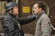 Roman Schmolze (Oliver Bröcker, l.), Motorradrocker bei den berüchtigten "Sons of Evil" und ehemaliger Klassenkamerad von Martin Koslowski (Sönke Möhring, r.) will einen geheimnisvollen Brief im Safe der Detektei deponieren.