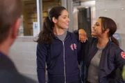 Stella Kid (Miranda Rae Mayo, l.), Gabriela Dawson (Monica Raymund) Die Verwendung des sendungsbezogenen Materials ist nur mit dem Hinweis und Verlinkung auf TVNOW gestattet.