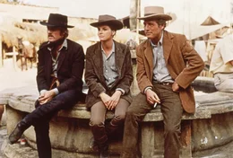 Fliehen gemeinsam nach Bolivien: Butch Cassidy (Paul Newman, r.), Sundance Kid (Robert Redford, l.) und Etta (Katharine Ross, M.) ...