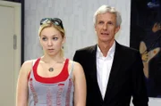Nancy hat die Schuld an der Katastrophe auf sich genommen. v.l.n.r.: Nancy (Jil Funke), Robert (Mathieu Carrière)
