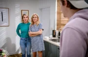 Yvonne (Tanja Lanäus, M. mit Laura Osswald, l.) ist überrumpelt, als Caspar (Andreas Hagl, r.) davon ausgeht, dauerhaft bei ihr wohnen zu dürfen.