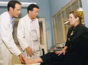Sarah Marquardt (Alexa Maria Surholt) hat sich den Knöchel verstaucht. Dr. Kreutzer (Johannes Steck) und Dr. Heilmann (Thomas Rühmann) halten es für notwendig, sie für eine Nacht in der Sachsenklinik unter Beobachtung zu stellen.