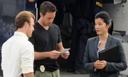 Als Graham, der beschuldigt wird, seine Frau get&ouml;tet zu haben, flieht er und nimmt Geiseln. Danny (Scott Caan, l.) und Steve (Alex O'Loughlin, M.) werden mit dem Fall von Laura Hills (Kelly Hu, r.) vertraut gemacht.