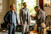 Die Kommissare Matti Wagner (Pierre Besson, l.) und Jonas Fischer (Lukas Piloty, M.) bekommen vom Mitbewohner der Mehrgenerationen-WG, Heiner Melzer (Lutz Blochberger, r.), entscheidende Hinweise zur Aufklärung des Mordes an seiner Mitbewohnerin.