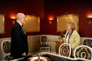 Erika (Madeleine Lierck-Wien, r.) fasst sich ein Herz und nimmt ihre Reise-Einladung an Alfred (Rolf Nagel, l.) zurück.