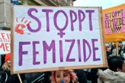Bereits 28 Frauen wurden dieses Jahr in Berlin durch Männer tödlich verletzt. Auch die Zahl der Opfer häuslicher Gewalt steigt rasant. Warum gelingt es nicht, Frauen vor Gewalt bis zum Tod zu schützen? - Plakat auf einer Demo gegen Frauengewalt.