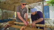Allesandro Ghido und Ayaz Khalid Abulqader Al Zadjali bauen ein Erlebnisboot in Qantab, Oman.