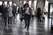 Bei einem Banküberfall in Essen wird eine junge Angestellte erschossen und Micks Tochter Isa als Geisel genommen. Mick (Henning Baum, M.l.) und Andreas (Maximilian Grill, M.r.) eilen sofort zum Tatort ...