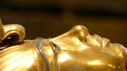 Kostbare Grabbeigabe: Bei Tutanchamuns Bestattung legen Priester eine mehr als zehn Kilo schwere Totenmaske aus purem Gold auf das Gesicht des Pharaos.