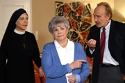 Gertrud Maybach (Grit Boettcher, M.), die Mutter von Schwester Hanna (Janina Hartwig, l.) hat Brustkrebs. Schwester Hanna und ihr Stiefvater Leo Maybach (Miguel Herz-Kestranek, r.) können nicht akzeptieren, dass Gertrud sich einem Wunderheiler anvertrauen will.
