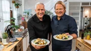 Aus sechs Restzutaten haben Alexander Herrmann (links) und Björn Freitag ein einfaches und köstliches Fusionsgericht zubereitet: Schaum-Pflanzerl mit Spinat-Brot-Salat.