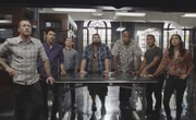 (v.l.n.r.) Steve McGarrett (Alex O'Loughlin); Adam Noshimuri (Ian Anthony Dale); Danny "Danno" Williams (Scott Caan); Jerry Ortega (Jorge Garcia); Lou Grover (Chi McBride); Junior Reigns (Beulah Koale); Tani Rey (Meaghan Rath)