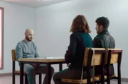 Der wudyanische Journalist Firas Zaman (Tommy Sim´aan, li.) wird von Kirsten Longacre (Rose Leslie, Mi.) und Daniel Ramsay (Amir El-Masry, re.) zum genauen Standort der Rebellen verhört.