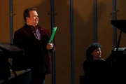Nach Erkrankung des Musiklehrers übernimmt Cameron (Eric Stonestreet) mit Leidenschaft die Inszenierung einer ' Musikalischen Reise um die Welt'.