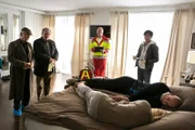 Ein Ehepaar wird tot aufgefunden. Edwin (Tilo Prückner, l.), Günter (Wolfgang Winkler, 2.v.l) und Hui Ko (Aaron Le, r.) müssen herausfinden, ob es Mord oder Selbstmord war.