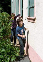 Gustav (Nicolaj Wolf) und Pawel (Moritz Knapp) schleichen um das Haus des Wunderheilers.