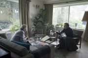Martine Jenkins (Anne Reid, l.); Ed Jacobson (Timothy Spall, r.)
