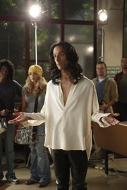 Shirley kommt auf die Idee, einen religiös motivierten Film zu drehen und bitten Abed (Danny Pudi, vorne) um filmischen und kreativen Beistand. Doch schnell kapert Abed den Film und macht ihn zu seinem eigenen Projekt ...