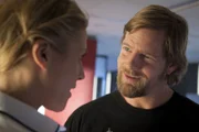 Zu Micks (Henning Baum, r.) Leidwesen mischt sich Tanja in seine Affäre mit Steffi Averdunk (Franziska Weisz, l.) ein ...