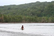 John Frum, der Prophet von Vanuatu: Der Erzählung nach erschien dieser und sagte den Pazifikkrieg, aber auch die Ankunft der amerikanischen Truppen und mit ihnen den Reichtum für die Einwohner voraus.