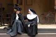 Schwester Harriet (Cara Seymour, r.) bemerkt, dass Cornelia (Juliet Rylance, l.) große Sorgen hat.