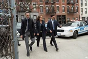 Der Albtraum aller Eltern: Das eigene Kind wird nach der Schule entführt. Sonny (Peter Scanavino, l.), Benson (Mariska Hargitay, M.) und Amaro (Danny Pino, r.) müssen den kleinen Ohen finden, bevor es zu spät ist ...