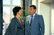 Gunter (Hermann Toelcke) erzählt Merle (Anja Franke), dass er ihren Bruder Vincent gekündigt hat.