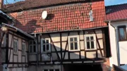 Für 10.000 Euro haben sich Peter und Roland ein Fachwerkhaus gekauft. Doch schnell stellt sich heraus, dass das alte Haus noch einige Arbeit für die beiden bereithält