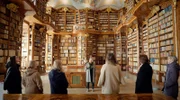 Margret Zachbauer bei einer Führung in der Stiftsbibliothek.