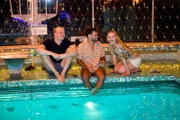 Liv Simonis (Pauline Werner, r.) und Malik Al Ghoul (Robin Cadet, M.) haben sich mit Florian Pfeiffer (Sebastian Jakob Doppelbauer, l.) angefreundet