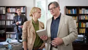 Kristina Katzer (Isabell Gerschke, M.) und Lukas Hundt (Oliver Franck,l.) befragen in der Buchhandlung den Verleger Karl Kanter (Hannes Hellmann, r.), der mit dem Mordopfer verfeindet war.