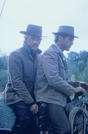 Nachdem ihr zweiter Coup gescheitert ist, beginnt f&uuml;r Butch Cassidy (Paul Newman, r.) und Sundance Kid (Robert Redford, l.) eine furiose und abenteuerliche Verfolgungsjagd quer durch die USA ...