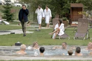 Rocco (Marco Giallini, li.) ermittelt unter den Gästen eines Wellness-Hotels.