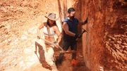 Die Opalflüsterer Isaac und Sofia. Andreou, Yowah QLD;