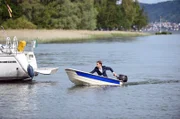 Anlagebetrug? Bankberater Benjamin Murjahn (Leander Lichti) auf der Flucht.