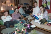 Elli (Nora Koppen) bringt (v.l.) Moritz (Marvin Linke), Tobias (Patrick Müller), Paco (Milos Vukovic), Easy (Lars Steinhöfel) und Ringo (Timothy Boldt) in Bedrängnis, weil sie für jeden von ihnen ein Weihnachtsgeschenk besorgt hat - während Ringo und Paco zu Ellis Überraschung unabhängig voneinander das gleiche Geschenk für sie besorgt haben...