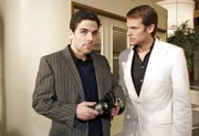 Paolo (Thorsten Feller, r.) kann nicht verstehen, dass die Spinne weg ist und Roberto Donatelli (Roberto Guerra, l.) keine Ahnung hat, wie das passieren konnte.