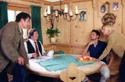 "Soko Kitzbühel", "Sonnwendfeuer." Auf einem Berg, in der Glut eines bereits niedergebrannten Sonnwendfeuers, werden verkohlte Knochenreste und ein paar Totenschädel gefunden. Die Identität des Ermordeten steht bald fest: Es ist der allseits bekannte Tierarzt Dr. Fiala. Bei ihren Ermittlungen finden Karin und Andreas ausgerechnet beim Bio-Bauern Kreuzbrucker dubiose Wachstumshormone, vor allem aber müssen sie sich mit dem Viehhändler und Chef des Bezirksbauern-Verbandes Fluch und dessen Sohn, der selbst Tierarzt werden wollte, auseinandersetzen. Der politische Einfluss des Großbauern Fluch hat für die beiden jungen Kriminalbeamten fatale Folgen: Auf Anordnung ihres Chefs in Innsbruck wird ihnen der Mordfall Dr. Fiala entzogen. Im Bild (v.li.): Hans Sigl (Andreas Blitz), Erwin Steinhauer (Fluch), Simon Verhoeven (Albert Fluch), Kristina Sprenger (Karin Kofler).