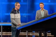 Moderator Alexander Bommes (r.) mit dem Kandidaten Maximilian Unzicker (l.).