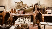 Im Jahr 1922 öffnet Howard Carter die Grabkammer Tutanchamuns. Die Räume sind voll mit kostbaren Grabbeigaben.
