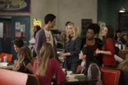 Retter in Not: Abed (Danny Pudi, l.) stellt sich lautstark hinter Britta (Gillian Jacobs, M.) und die anderen Mädels, als diese während einer Vorlesung attackiert werden. Doch die Situation eskaliert plötzlich ...