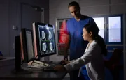 Dr. Lilly Phan (Mai Duong Kieu) entdeckt auf den CT-Aufnahmen von Maria Weber ein Hämatom. Da es noch sehr klein ist, könnte es sich von allein zurückbilden und Dr. Phan rät, abzuwarten. Dr. Kai Hoffmann (Julian Weigend), der durch Marias Unfall in einem emotionalen Ausnahmezustand ist, fehlt allerdings gerade die fachlich gebotene Geduld.