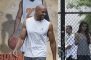 Der gefeierte Basketball-Star Shakir Wilkins (Henry Simmons, l.) wird der mehrfachen Vergewaltigung bezichtigt.