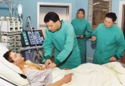 Dem Spender Carsten Rauh (Kai Ivo Baulitz) geht es nach der OP nicht gut. Dr. Heilmann (Thomas Rühmann) weiß keinen Rat mehr. Nur Schwester Yvonne (Maren Gilzer) und die Interimsoberschwester Ruth Faust (Eva Maria Bayerwaltes, rechts) können sich den Grund schon denken...
